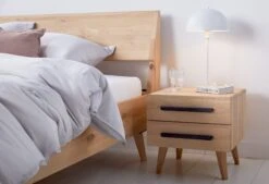 Nachttisch Balance Curve Mit Schwarzen Metallgriffen