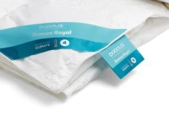 Dixxius Bronze Royal Custom Climate Partnerbettdecke -Bettwäsche Verkauf climate partnerdekbed opgerold detail label