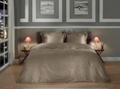 Heckett & Lane Punto Bettwäsche Taupe Grau -Bettwäsche Verkauf heckett lane dekbedovertrek katoen satijn punto taupe grey sfeer 1