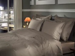 Heckett & Lane Punto Bettwäsche Taupe Grau -Bettwäsche Verkauf heckett lane dekbedovertrek katoen satijn punto taupe grey sfeer 2